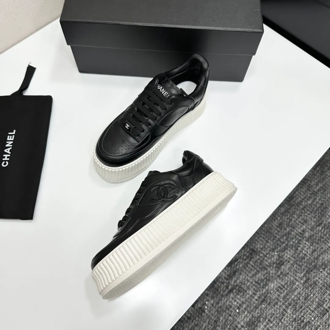 👟👟Ex-factory price 560👟👟Chanel Panda Shoes! 2025 counter's top casual sports shoes. This classic design; the upper is electro-embroidered with a variety of techniques; the outsole is fashionable and sporty; the unusual inclusion of a variety of color matching elements... The diversified mix and match is very good-looking and versatile, and can be used for leisure, fashion, sports, and outdoor... ꫛꫀꪝ Go➫ Materials: ❶Upper made of: original imported first-layer silk cowhide + original waterproof cloth + original first-layer cowhide ❷Inner lining: Breathable mesh ❸ Outsole based on: original TPU combination outsole, full set of boutique packaging for women 35–41